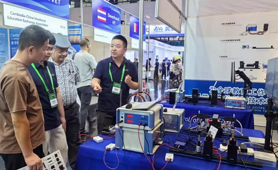 Hangzhou'daki Worlddiac şirketinde BroLight, el-on fizik bilim eğitim çözümlerini sergiliyor